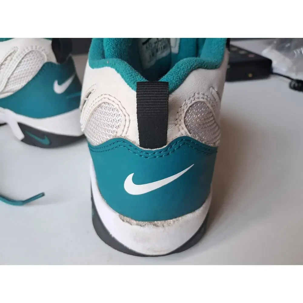 C22 Nike Air Speed Turf Youth White and Teal Sneakers, size Y6.5, Pre-owned